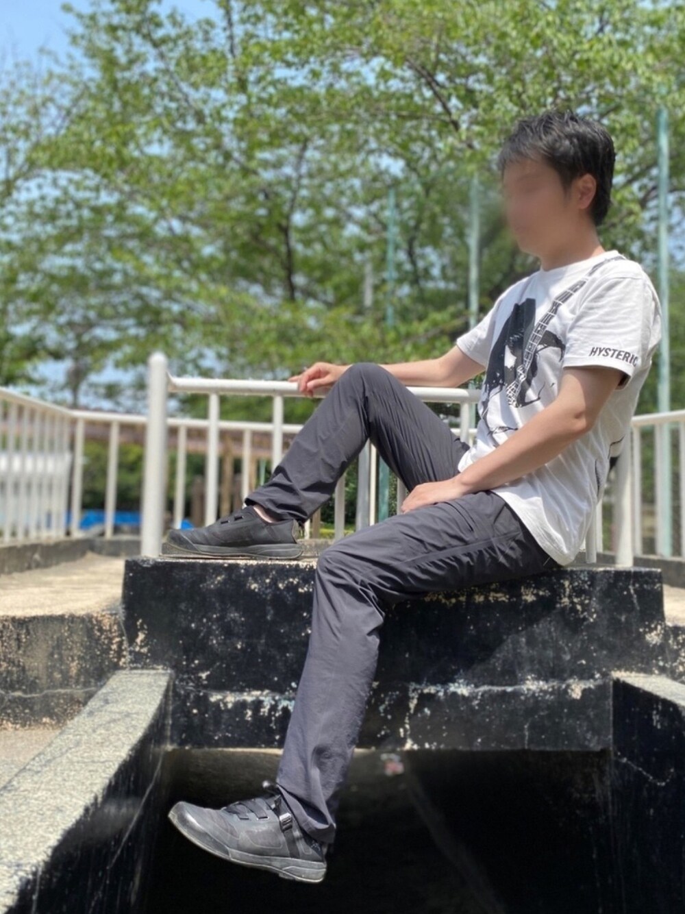 「ストリート、モノトーン、Hysteric Glamour、THE NORTH FACE、プリントT、シンプルコーデ、アウトドアミックス、arcteryx、お洒落さんとつながりたい」｜「HYSTERIC GLAMOURのアイテム（Tシャツ/カットソー、ホワイト系）」を使った、スピさん（メンズ・175cm）の春コーディネートの1枚目の写真