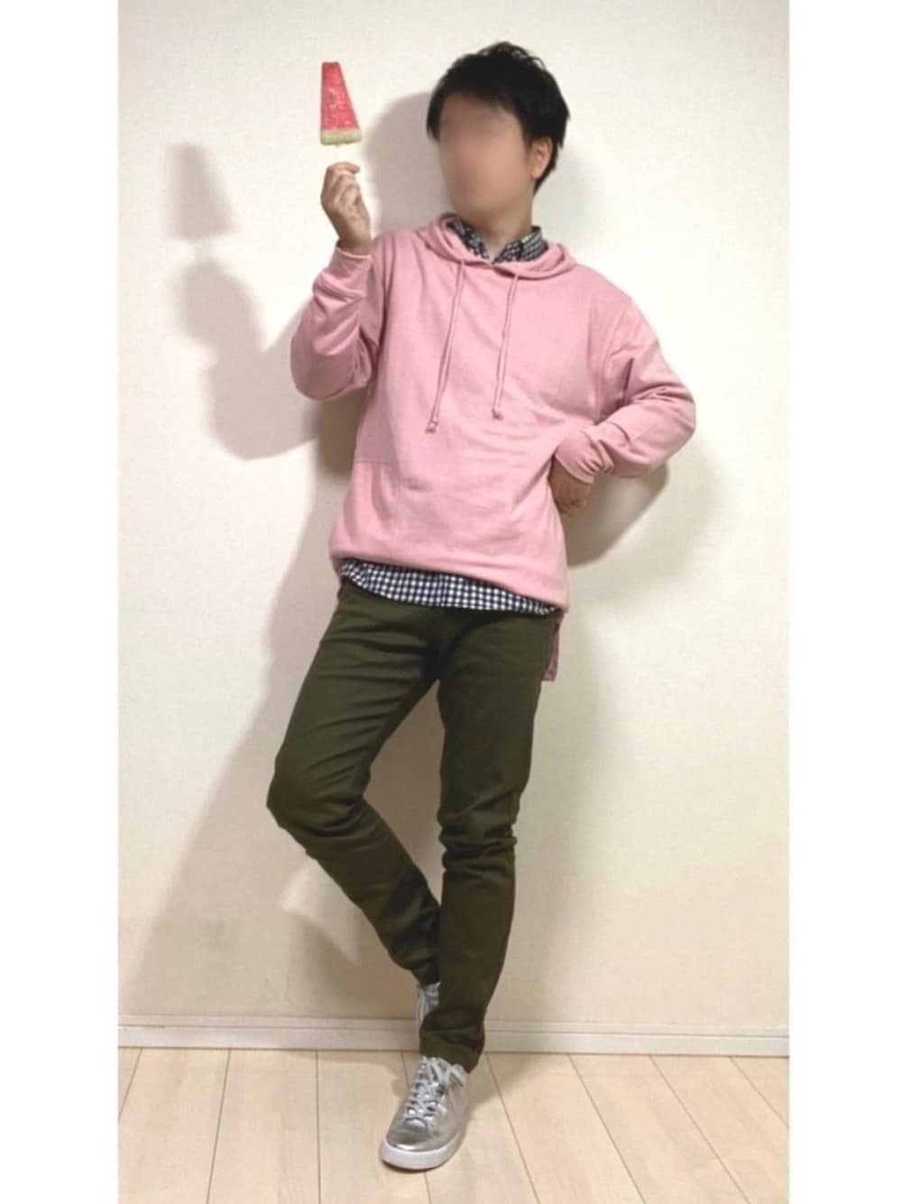 グリーン系のチノパンツ、ピンク系のパーカー、その他のシャツ/ブラウスを着用したメンズの春コーディネートの1枚目の写真