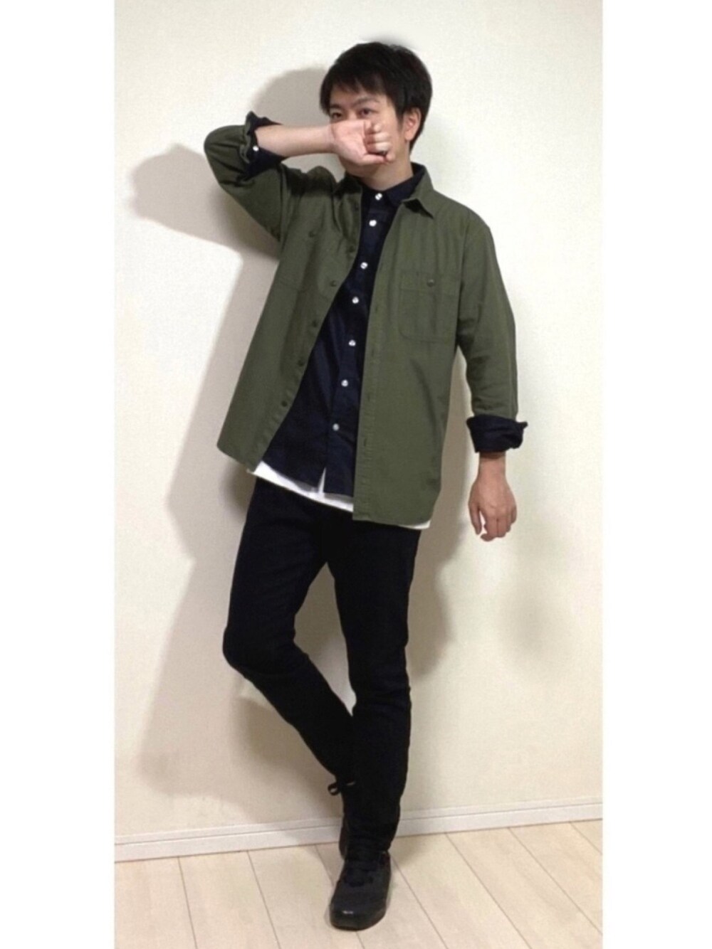 「H&M、UNIQLO、ZARA、レイヤードスタイル、ARC'TERYX、春夏コーデ、カジュアルコーデ、ゆるコーデ、シャツオンシャツ、MONO-MART」｜「MONO-MARTのレギュラーカラー ストレッチリネンシャツ L/S (Natural cotton linen fabric)（シャツ/ブラウス、ブラック系）」を使った、スピさん（メンズ・175cm）の春コーディネートの1枚目の写真