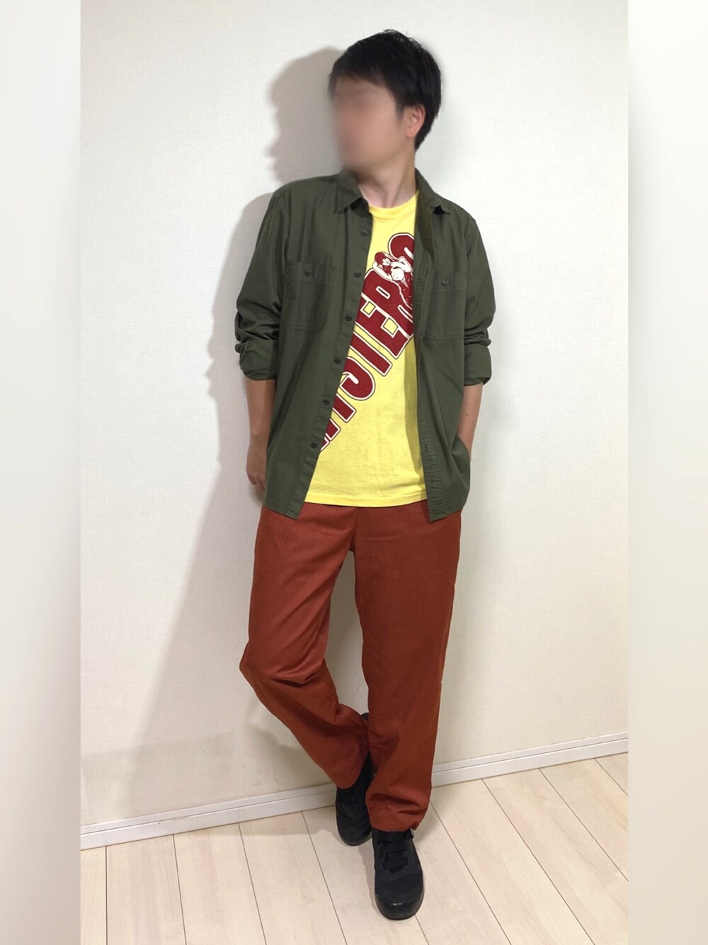 グリーン系のシャツ/ブラウス、イエロー系のTシャツ/カットソー、レッド系のパンツを着用したメンズの夏コーディネートの1枚目の写真