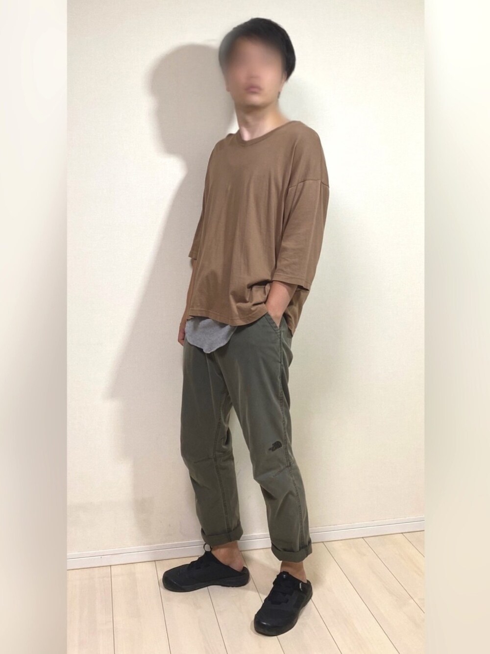 「BEAMS、MONO-MART、THE NORTH FACE、ARC'TERYX、シンプルコーデ、ゆるコーデ、春夏コーデ、アースカラー」｜「MONO-MARTのサーマルレイヤード オーバーサイズ 半袖Tシャツ&タンクトップ アンサンブル くすみカラー（タンクトップ、グレー系）」を使った、スピさん（メンズ・175cm）の夏コーディネートの1枚目の写真