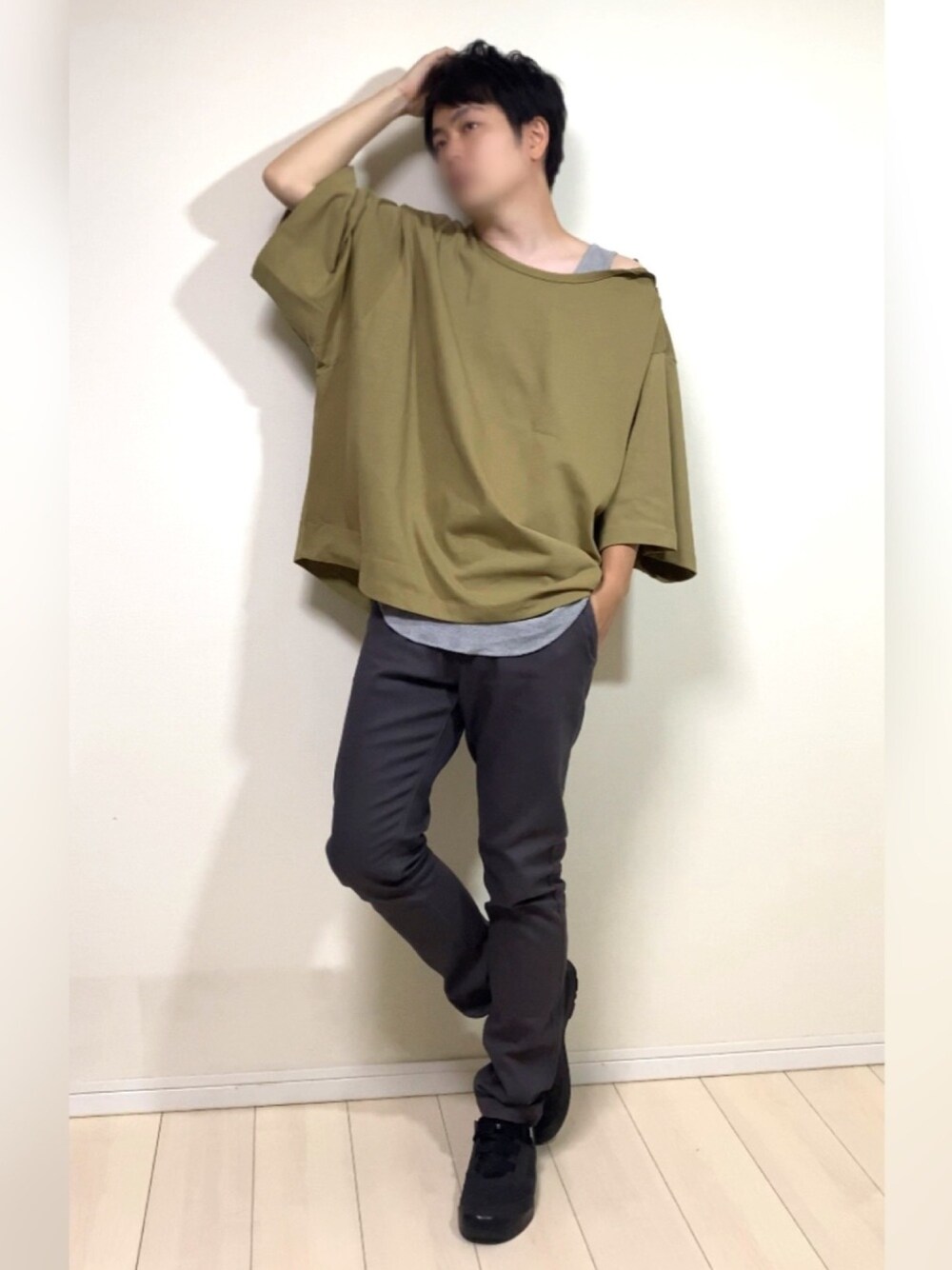 「INTERFACTORY、MONO-MART、ARC'TERYX、ビッグシルエット、ゆるコーデ、モノトーン、春夏コーデ、レイヤードスタイル」｜「INTER FACTORYのWEARISTA tai × INTER FACTORY　ショルダージップスーパービッグTシャツ（Tシャツ/カットソー、ベージュ系）」を使った、スピさん（メンズ・175cm）の夏コーディネートの1枚目の写真