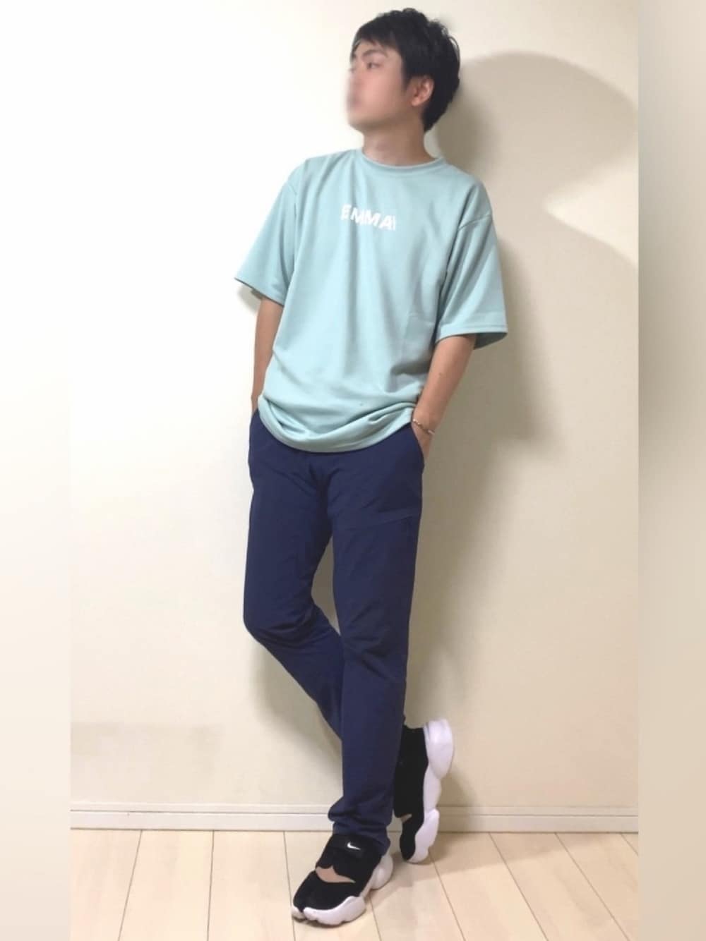 グリーン系のTシャツ/カットソー、ブラック系のタンクトップ、ブルー系のその他パンツを着用したメンズの夏コーディネートの1枚目の写真