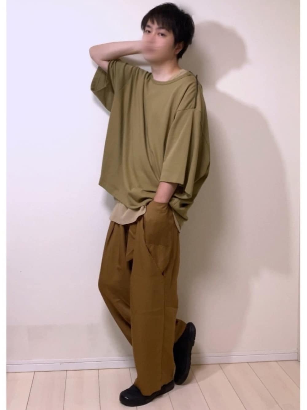 「モノトーン、オーバーサイズ、ARC'TERYX、GU、アースカラー、春夏コーデ、ゆるコーデ、antiqua、INTERFACTORY、レイヤードスタイル」｜「INTER FACTORYのWEARISTA tai × INTER FACTORY　ショルダージップスーパービッグTシャツ（Tシャツ/カットソー、ベージュ系）」を使った、スピさん（メンズ・175cm）の夏コーディネートの1枚目の写真