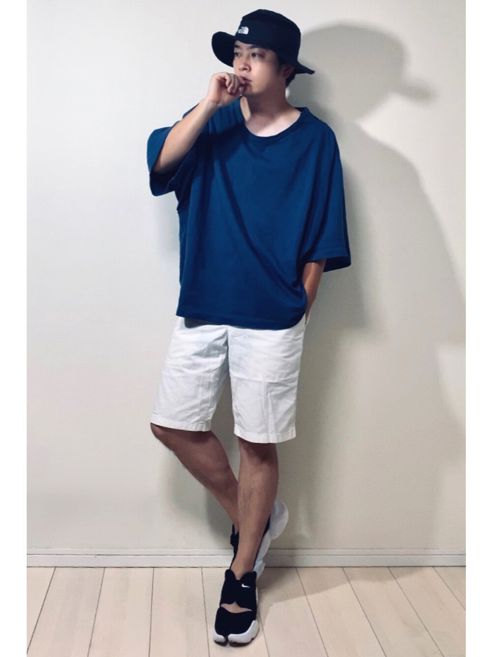 ブルー系のTシャツ/カットソー、ホワイト系のその他パンツ、ブラック系のスニーカーを着用したメンズの夏コーディネートの1枚目の写真