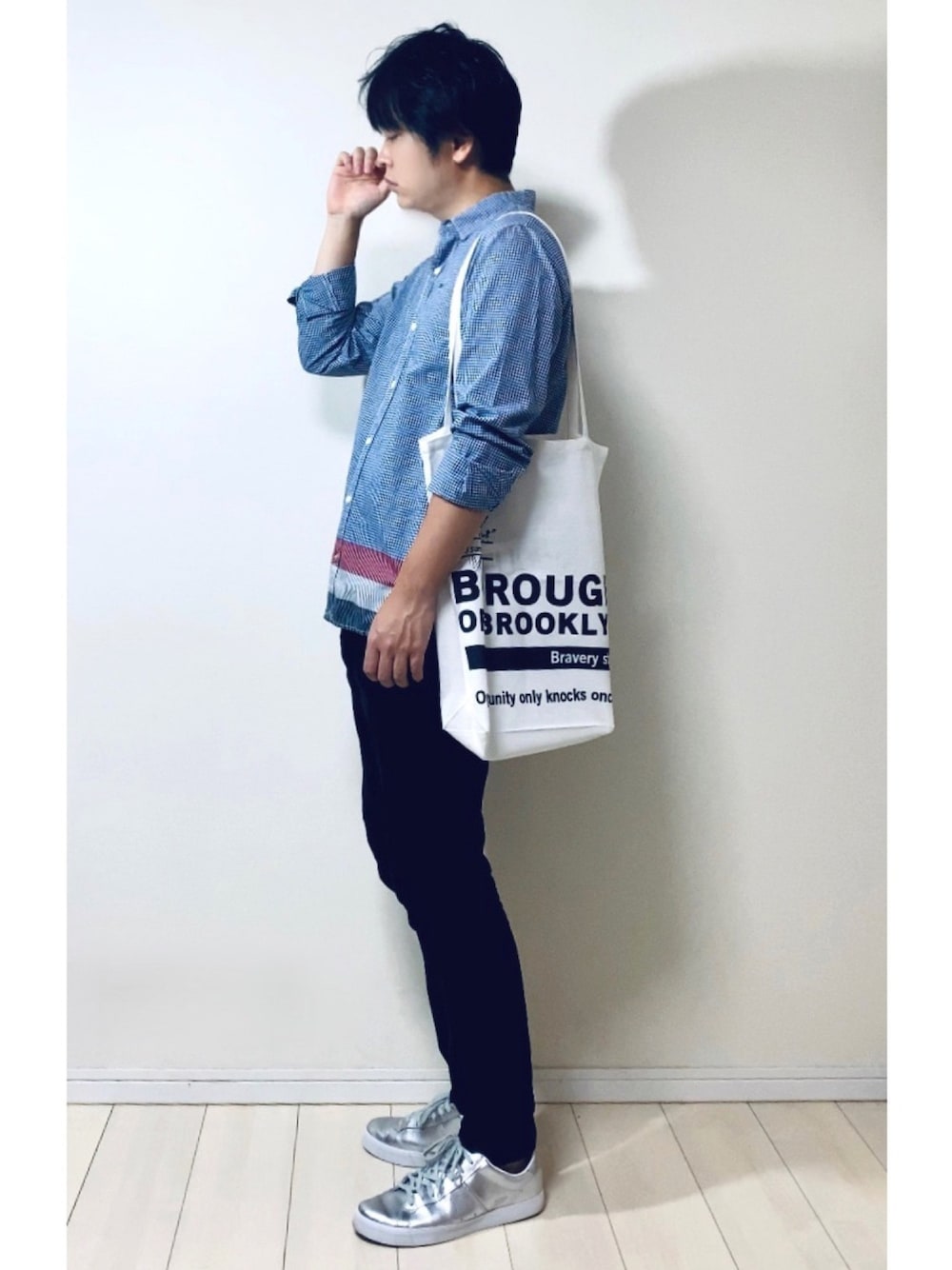 「トートバッグ、チェックシャツ、H&M、秋のコーデ、Onitsuka Tiger、スキニーデニム、シンプルコーデ、coca、HILFIGER DENIM、エコバッグ」｜「HILFIGER DENIMのアイテム（シャツ/ブラウス、その他）」を使った、スピさん（メンズ・175cm）の秋コーディネートの1枚目の写真