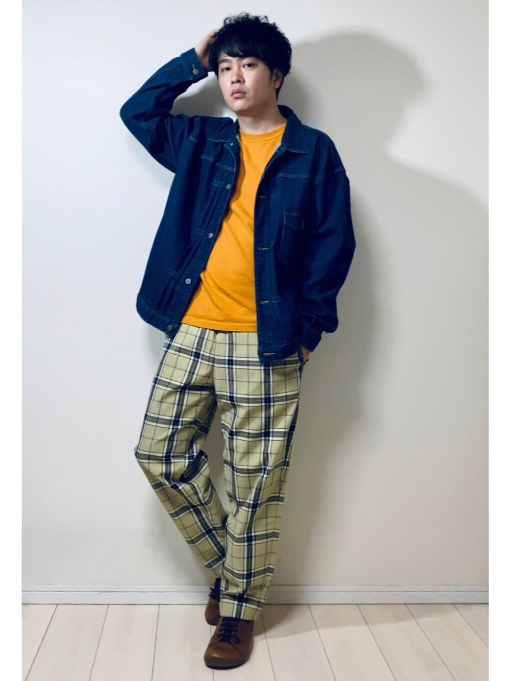 ブルー系のデニムジャケット、オレンジ系のTシャツ/カットソー、その他のパンツを着用したメンズの秋コーディネートの1枚目の写真