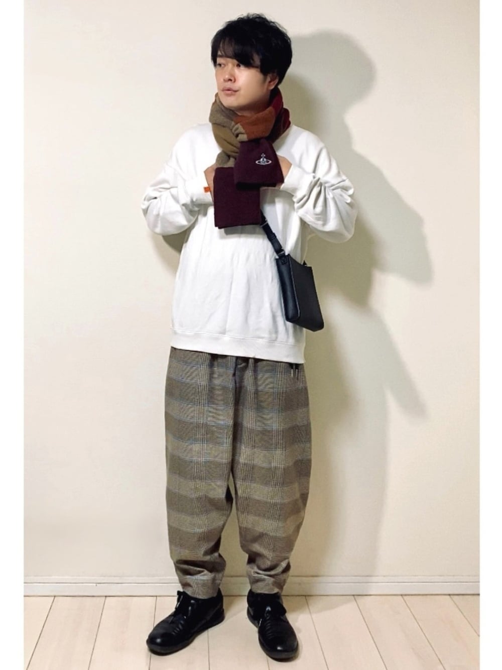 ホワイト系のスウェット、ベージュ系のその他パンツ、ブラック系のスニーカーを着用したメンズの秋コーディネートの1枚目の写真