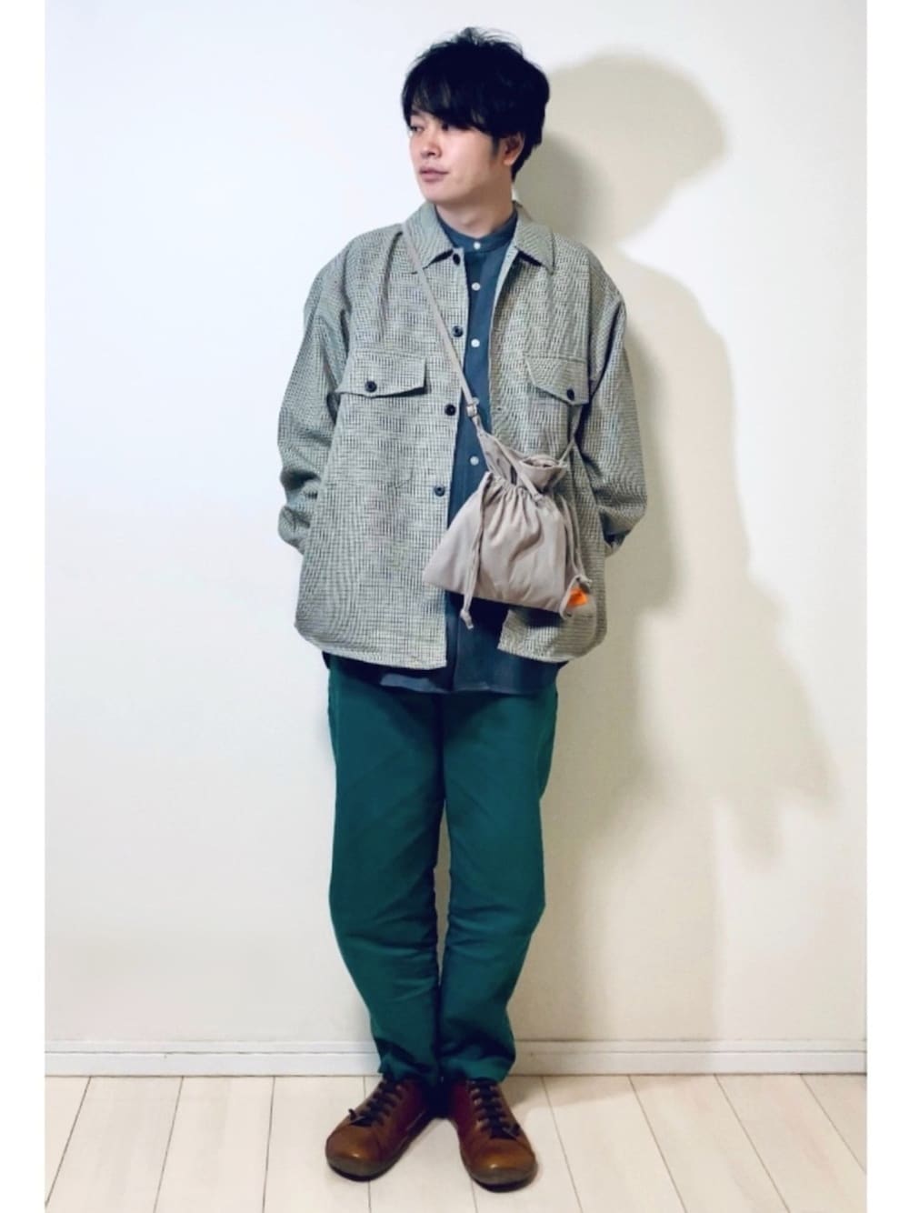 その他のシャツ/ブラウス、グレー系のシャツ/ブラウス、ブルー系のその他パンツを着用したメンズの秋コーディネートの1枚目の写真