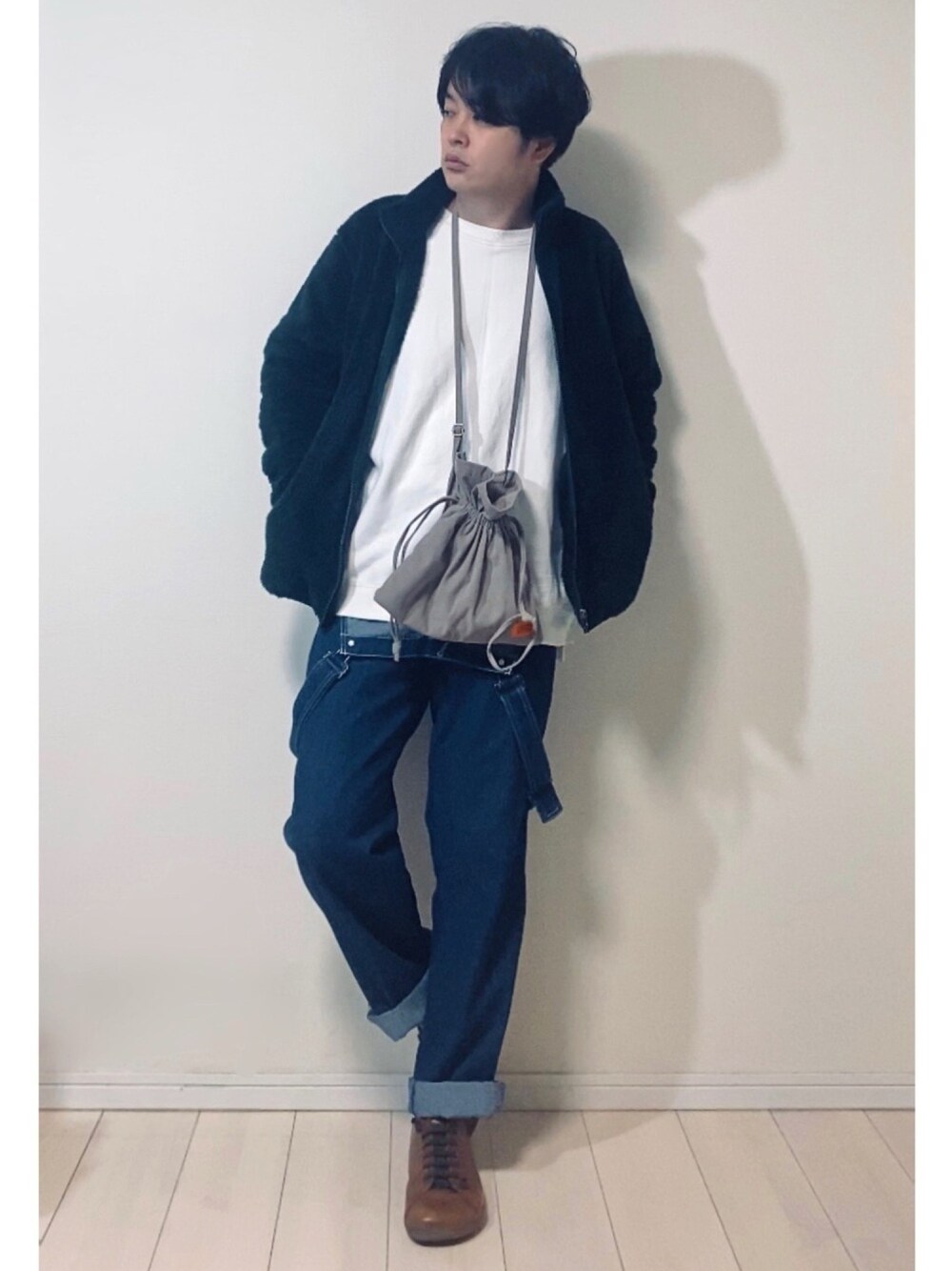 「フリース、ユニクロ、巾着バッグ、サコッシュ、オーバーオール、サロペット、冬コーデ、スウェット、レザーLOVEスナップ、カジュアルコーデ」｜「UNIQLOのファーリーフリースフルジップジャケット（長袖）（その他アウター、グリーン系）」を使った、スピさん（メンズ・175cm）の秋コーディネートの1枚目の写真