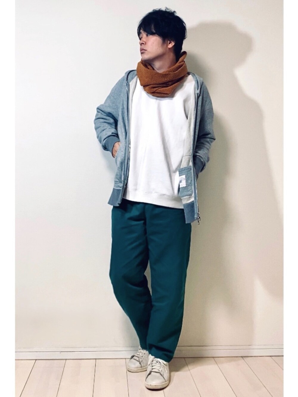 グレー系のスウェット、ホワイト系のスウェット、ブルー系のその他パンツを着用したメンズの秋コーディネートの1枚目の写真