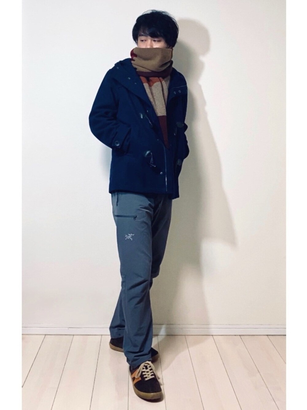 「ダッフルコート、マフラー、冬コーデ、カジュアルコーデ、おしゃれさんと繋がりたい、カジュアル、アウトドアスタイル、スニーカー」｜「ANAPのアイテム（ダッフルコート、ブルー系）」を使った、スピさん（メンズ・175cm）の秋コーディネートの1枚目の写真