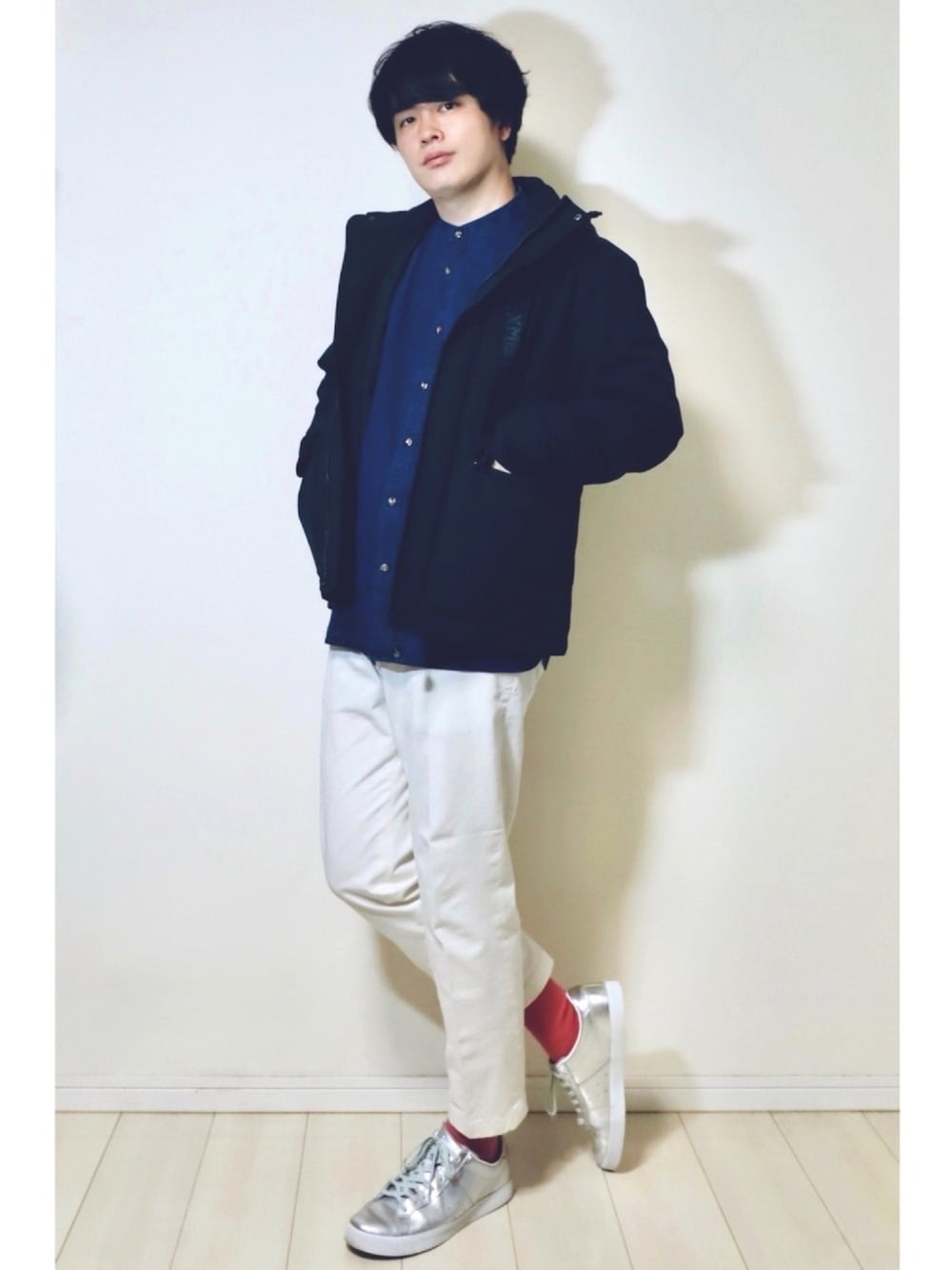 ブラック系のミリタリージャケット、ブルー系のシャツ/ブラウス、ホワイト系のその他パンツを着用したメンズの冬コーディネートの1枚目の写真