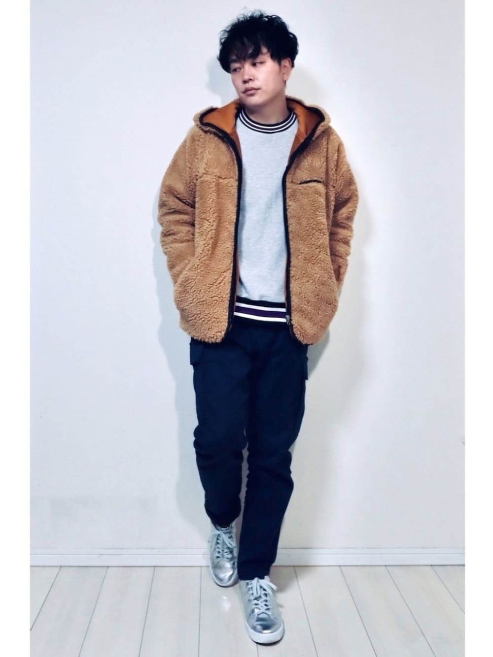 「年末WEAR感謝祭、ボア、スウェット、冬コーデ、カーゴパンツ、シルバー、ストリートコーデ、スニーカー、カジュアル」｜「PEN FIELDの【PENFIELD/ペンフィールド】 シープボアフリースパーカー/ボアブルゾン/フリースジャケット（ブルゾン、ベージュ系）」を使った、スピさん（メンズ・175cm）の冬コーディネートの1枚目の写真