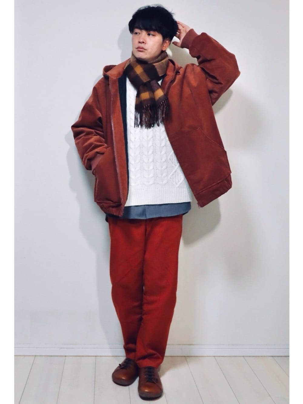 ブラウン系のブルゾン、ホワイト系のニット/セーター、グレー系のシャツ/ブラウスを着用したメンズの冬コーディネートの1枚目の写真