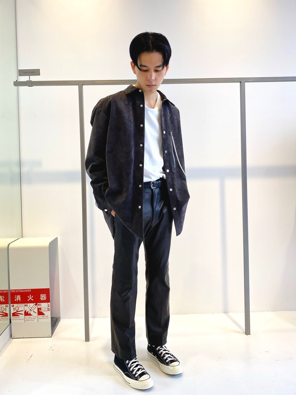 「秋コーデ、レザーパンツ、スタッフセンバツ、STUDIOUS、レザーシャツ、タックイン」｜「soeのアイテム（トップス、ブラック系）」を使った、竹内 孜介さん（メンズ・172cm）の秋コーディネートの1枚目の写真