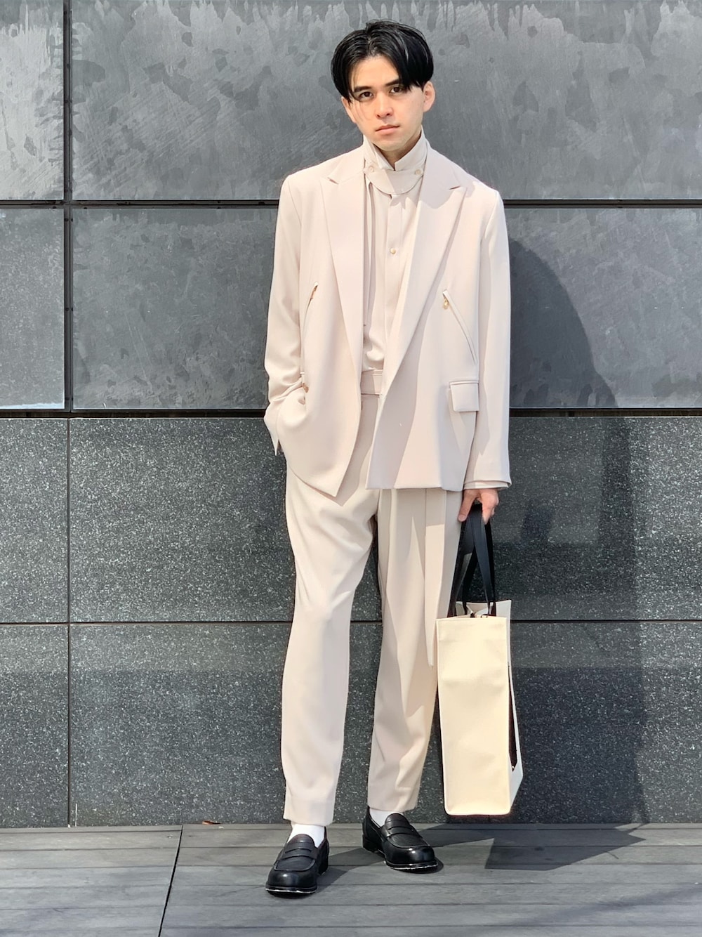 「PADRONEの【PADRONE】EX.LOAFER（ローファー、ブラック系）」を使った、竹内 孜介さん（メンズ・172cm）の春コーディネートの1枚目の写真