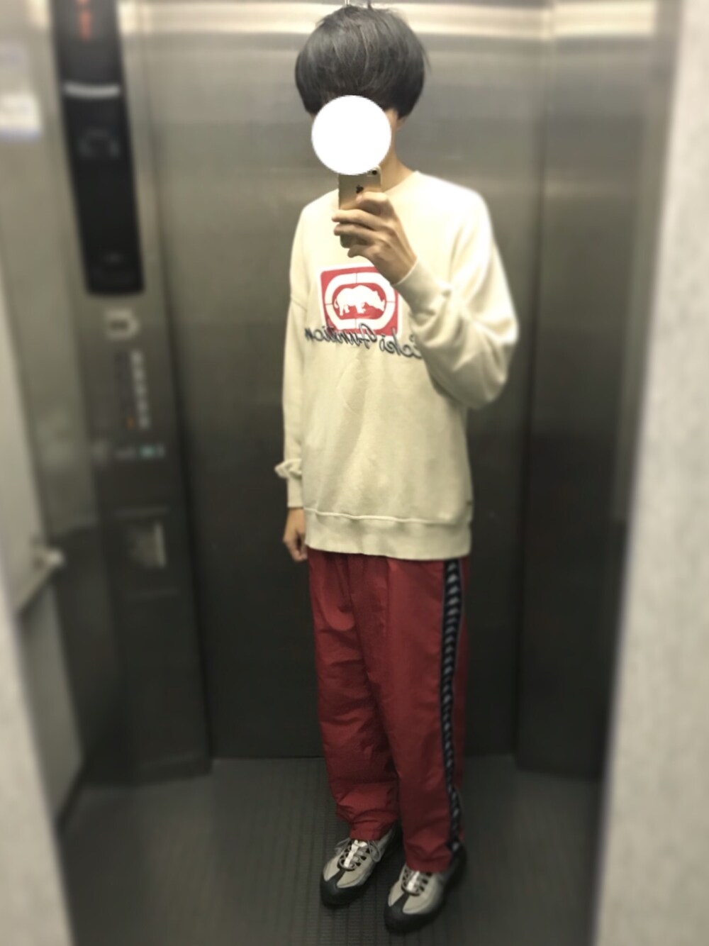 「ECKO、KAPPA、G-DRAGON、ナイロンパンツ、古着MIX、韓国、おしゃれさんと繋がりたい、大学生、リフレクター、赤」｜「ECKOのアイテム（スウェット、ベージュ系）」を使った、枠さん（メンズ・193cm）の秋コーディネートの1枚目の写真