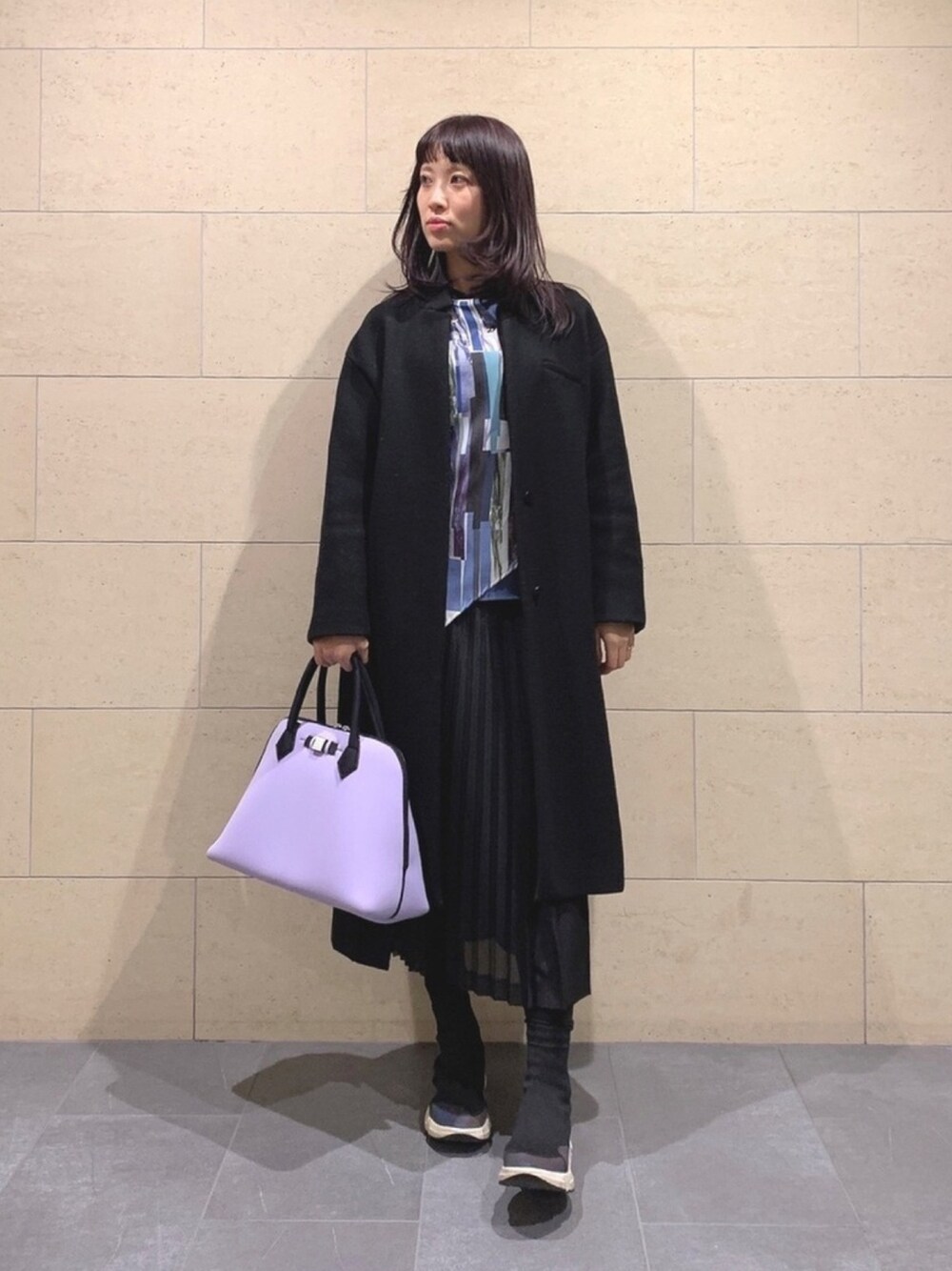 「寒色系、モード、モードカジュアル、UNITED TOKYO、総柄トップス、アシンメトリースカート、プリーツ、savemybag、幾何学柄」｜「LE CIEL BLEUのSoft Melton Chester Balloon Coat（チェスターコート、ブラック系）」を使った、channieさん（レディース・161cm）の冬コーディネートの1枚目の写真