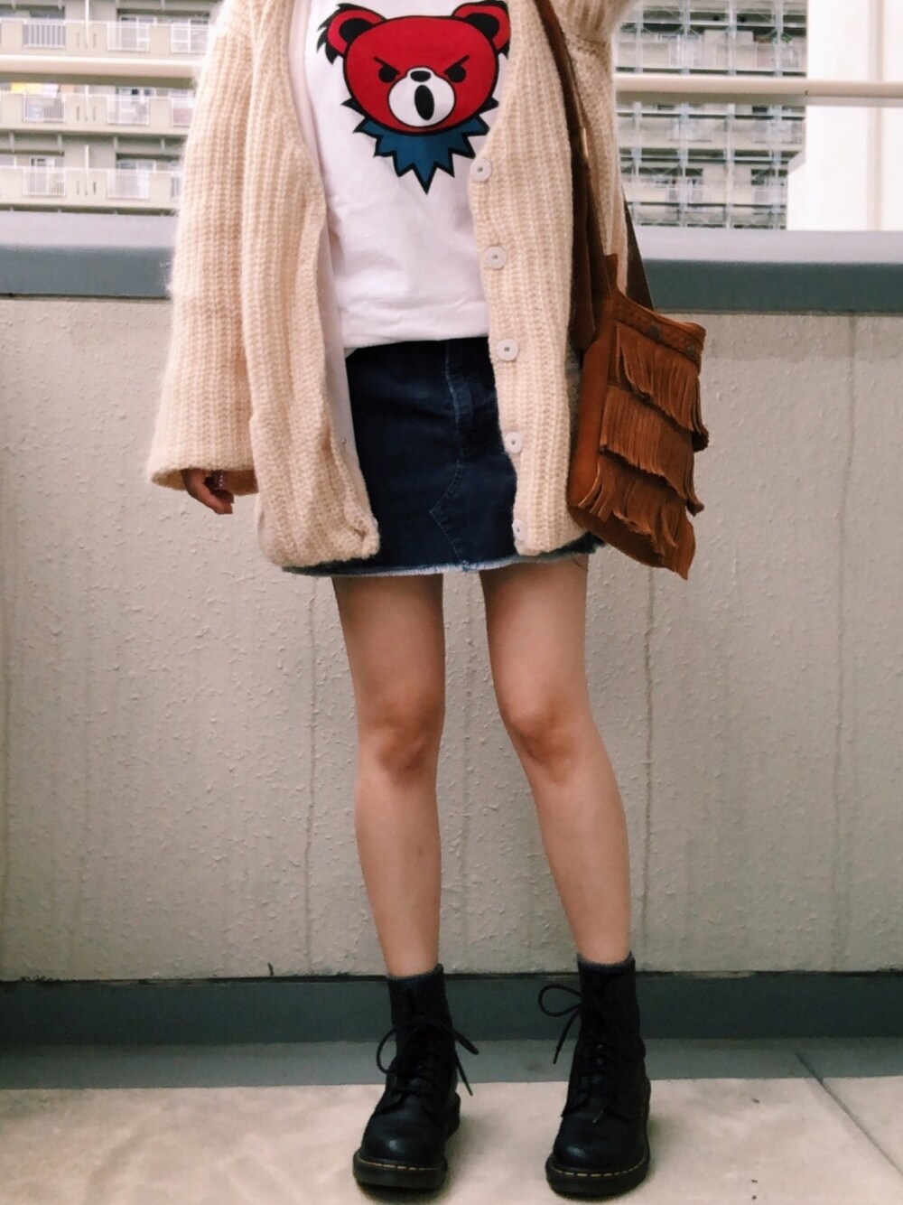 「出勤コーデ」｜「Minnetonkaの【MINNETONKA】FRINGE　SHOULDER　BAG/フリンジショルダーバック　スエード（ショルダーバッグ、ブラウン系）」を使った、千鶴さん（レディース・155cm）の秋コーディネートの1枚目の写真