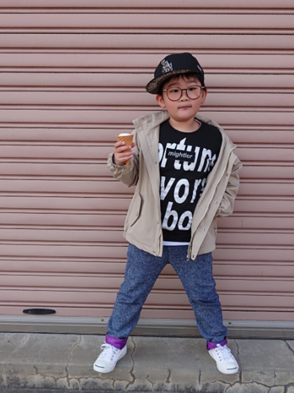 「春コーデ、キャップ、ロゴT、マウンテンパーカー、ジャックパーセル、コンバース、韓国子供服、ニューエラ、平成最後のWEARISTAセンバツ」｜「NEW ERAの【NEWERA】 My1st950 Los Angeles Dodgers/【ニューエラ】ﾛｻﾝｾﾞﾙｽ　ﾄﾞｼﾞｬｰｽ キャップ（キャップ、ブラック系）」を使った、KODAIさん（キッズ・123cm）の春コーディネートの1枚目の写真