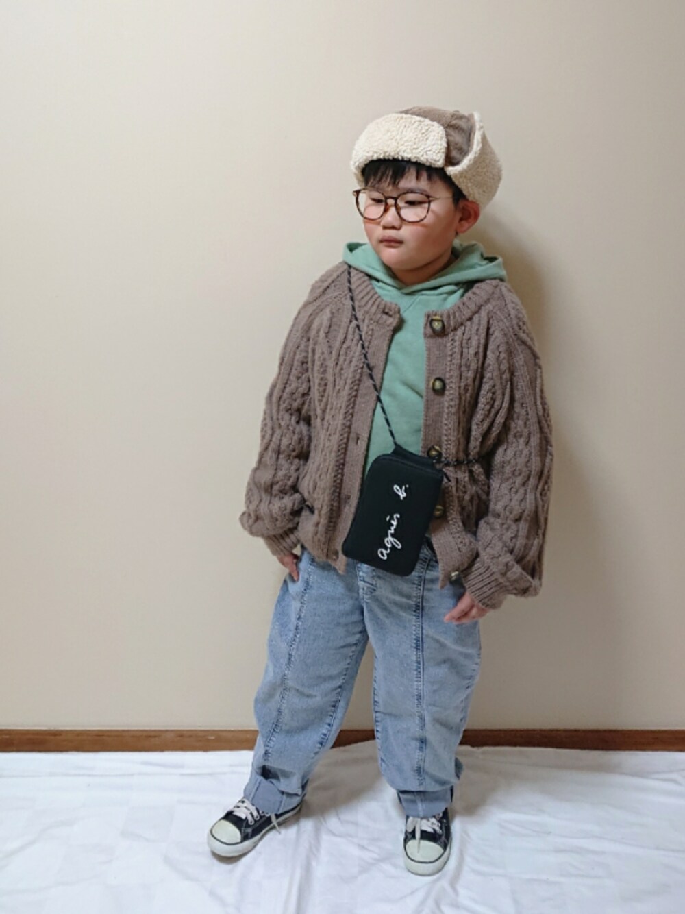 「ブラウン色に染まれ、コクーンパンツ、ケミカルウォッシュ、デニム、ケーブルカーディガン、チョコミント、ミントグリーン、パーカー、GU、コンバース」｜「LOWRYS FARMのフライトＨＡＴ　809828（ハット、ベージュ系）」を使った、KODAIさん（キッズ・128cm）の冬コーディネートの1枚目の写真