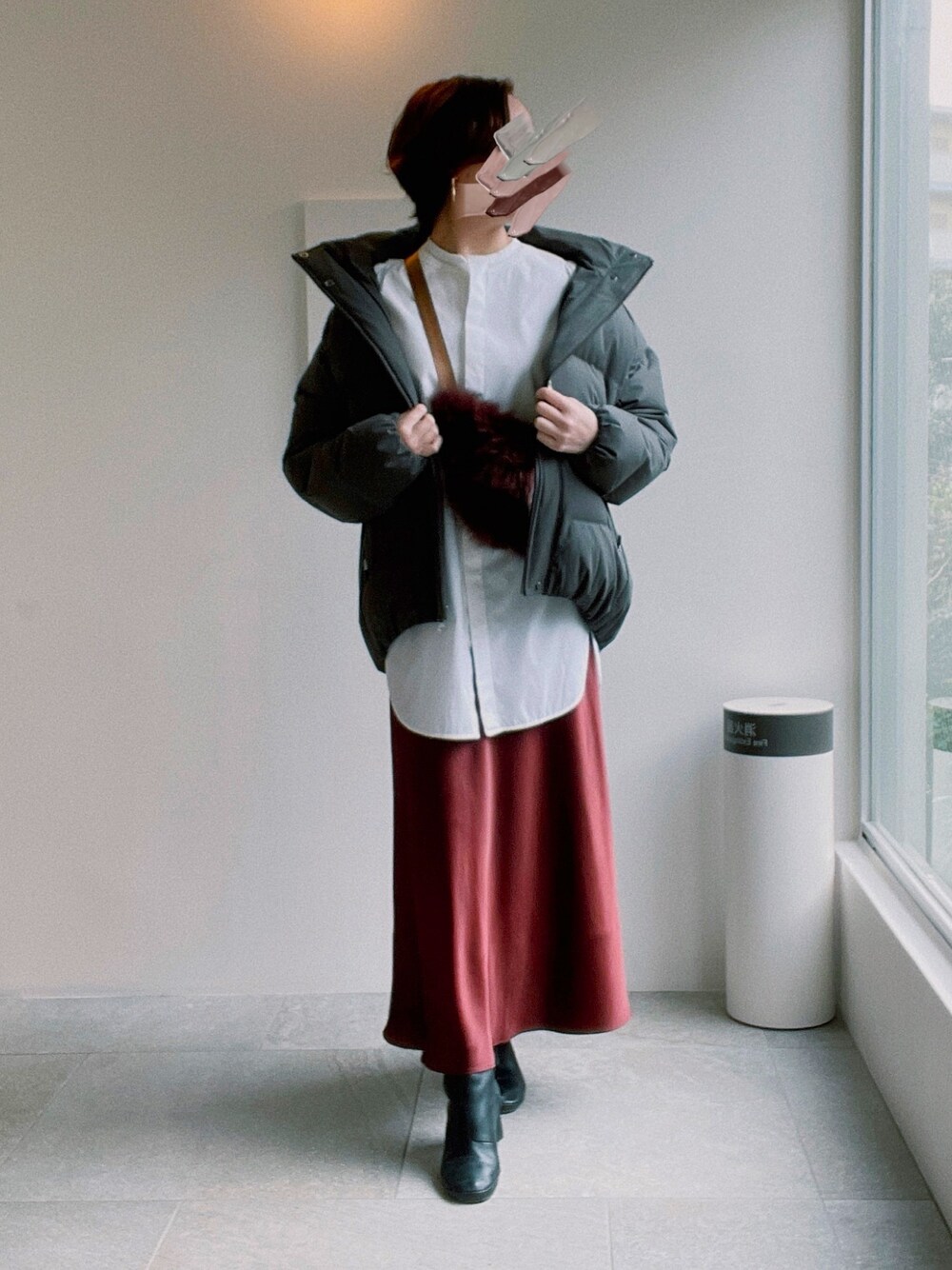 「ちょっといいお店、休日スタイル、デート、あったかコーデ、セリーヌ、水沢ダウン、DESCENTE、CELINE、ファー小物、ボルドー」｜「DESCENTEの【DESCENTE ALLTERRAIN】＜別注＞ビッグダウンジャケット WOMEN（ダウンジャケット/コート、グレー系）」を使った、Yuko Nさん（レディース・159cm）の冬コーディネートの1枚目の写真