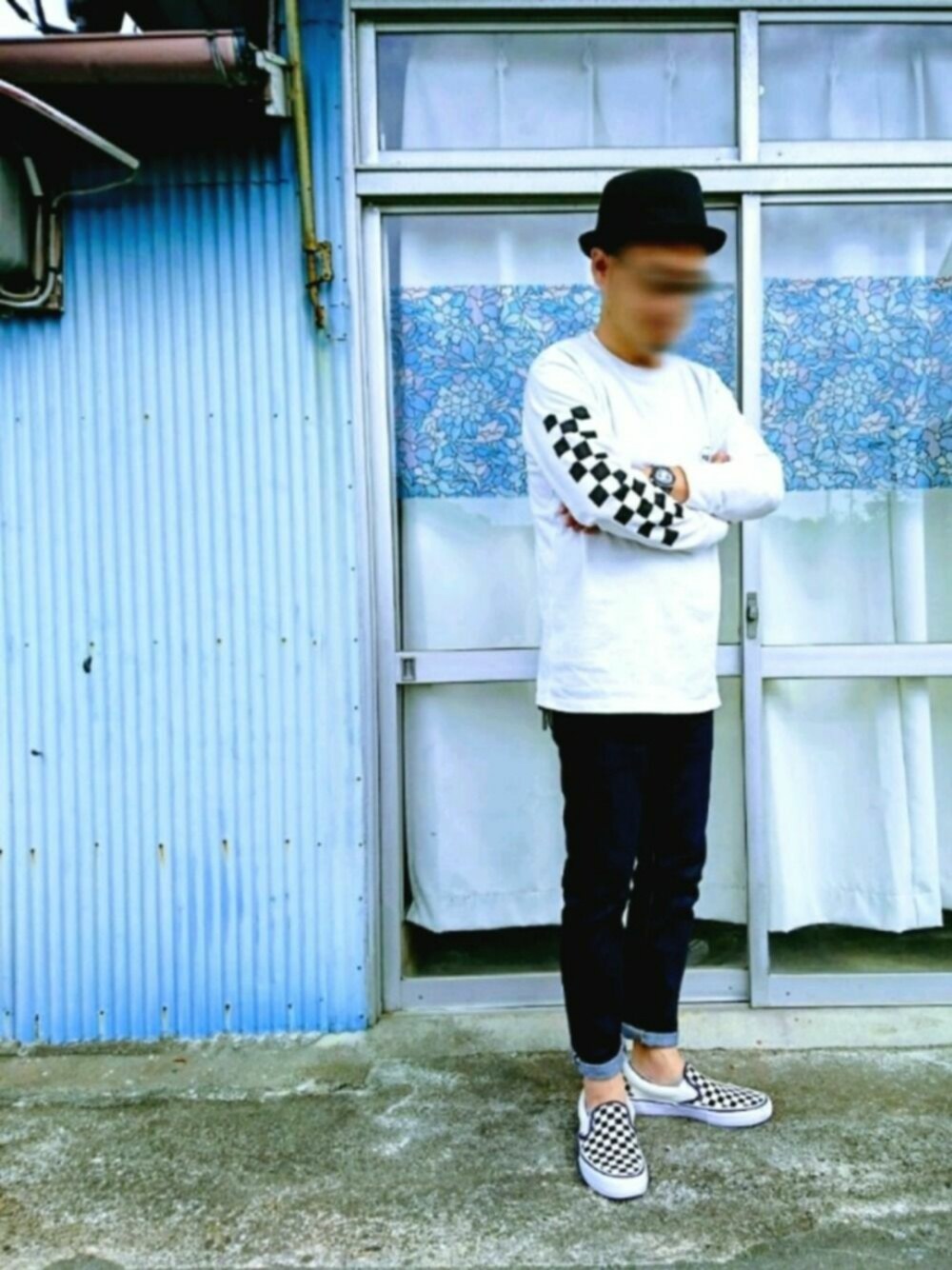 「ポークパイハット、チェッカーフラッグ、スリッポン、ジウジアーロ、袖プリント」｜「WranglerのWrangler/別注 L/S TEE（Tシャツ/カットソー、ホワイト系）」を使った、カホンさん（メンズ・169cm）の秋コーディネートの1枚目の写真