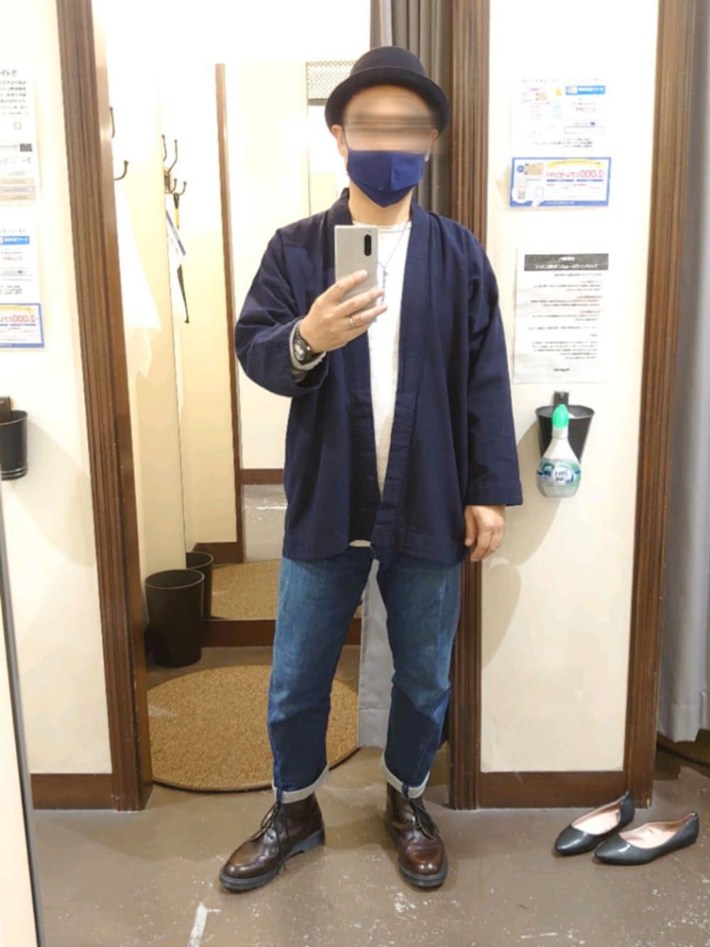 「ポークパイハット、法被、ハッピ、エンジニアードジーンズ、ブーツスタイル、Dr.Martens、切りっぱなしスウェット」｜「無印良品のアイテム（ノーカラージャケット、ブルー系）」を使った、カホンさん（メンズ・169cm）の秋コーディネートの1枚目の写真
