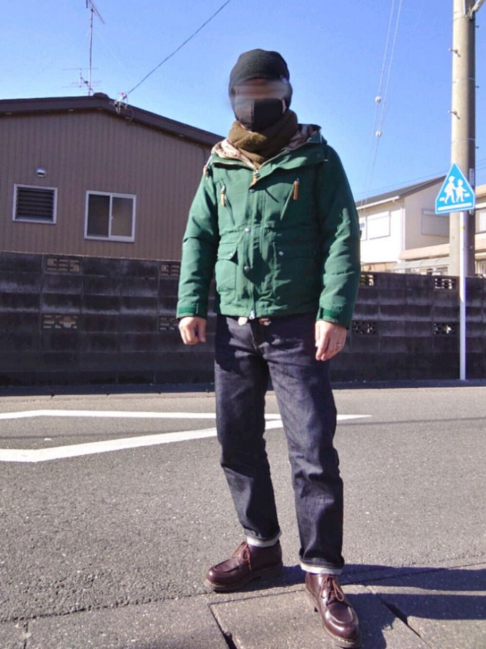 「ニット帽、マウンテンパーカー、セルビッチデニム、ユニクロデニム、シャンボード、パラブーツ」｜「ARTEX knitting millsのアクリルニットマフラー（マフラー、ブルー系）」を使った、カホンさん（メンズ・169cm）の冬コーディネートの1枚目の写真