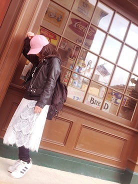「USJ」｜「アイテム（ライダースジャケット）」を使った、ゆうきさん（レディース・157cm）の春コーディネート