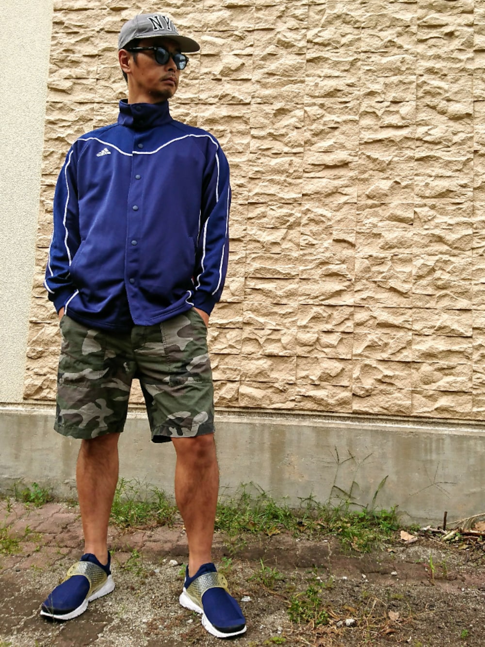 ブルー系のジャケット/アウター、グリーン系のその他パンツ、ブルー系のスニーカーを着用したメンズの秋コーディネートの1枚目の写真