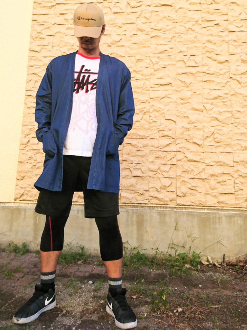 ブラック系のパンツ、ブルー系のデニムジャケット、ホワイト系のTシャツ/カットソーを着用したメンズの秋コーディネートの1枚目の写真