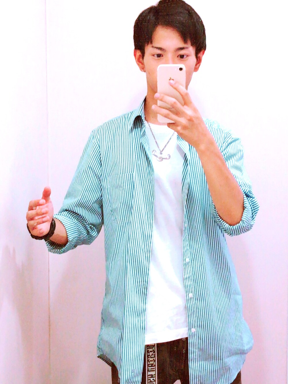 「シンプル、おしゃれさんと繋がりたい、休日スタイル、暑い、Tシャツ、カジュアル、ラフ、スキニーデニム、白シャツ、GU」｜「goro'sのアイテム（ネックレス、シルバー系）」を使った、Bruno mars 石塚さん（メンズ・172cm）の夏コーディネートの1枚目の写真