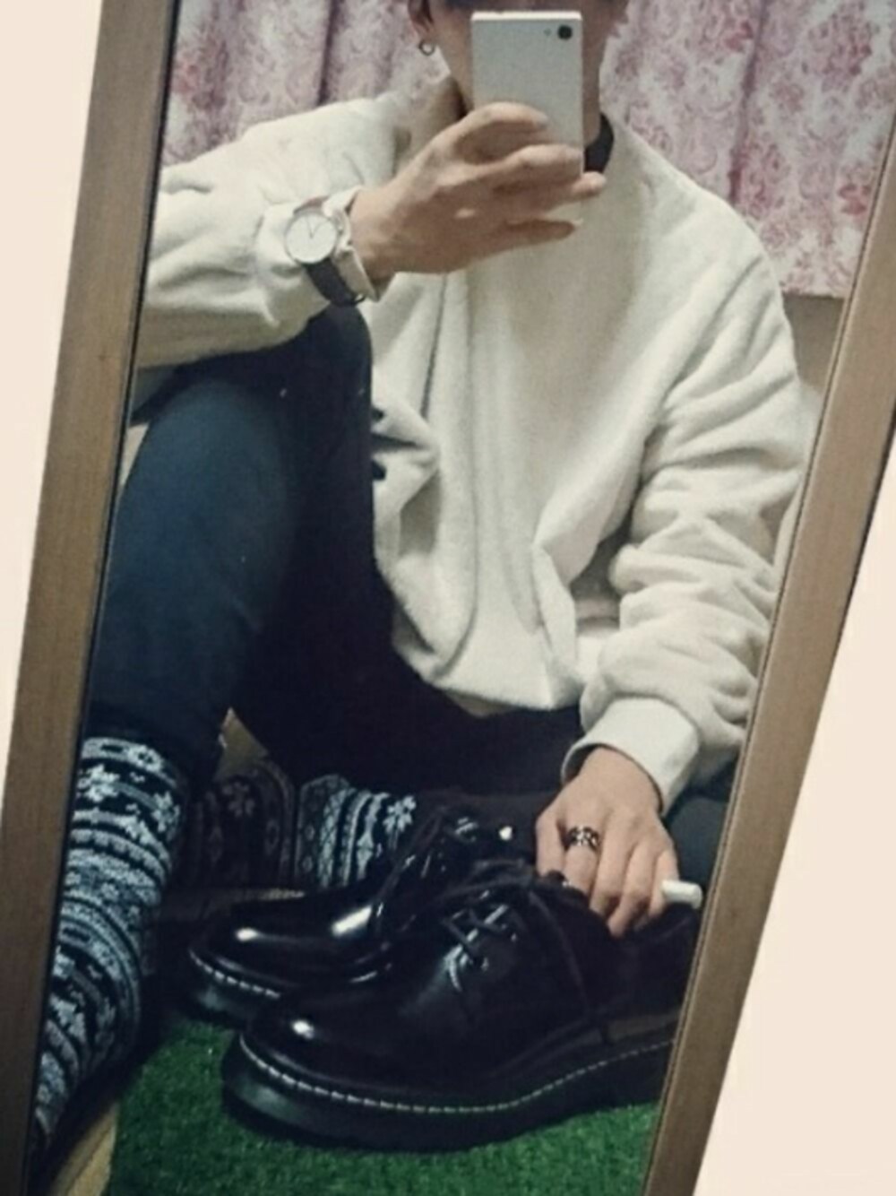 「冬、ビッグシルエット、ファー、シンプル、靴下チラ見せ、ロールアップ、ふわふわ、黒パンツ、HARE、Daniel Wellington」｜「HAREのウルトラビッグファープルオーバー(HARE)（スウェット、ホワイト系）」を使った、RINOさん（メンズ・174cm）の冬コーディネートの1枚目の写真