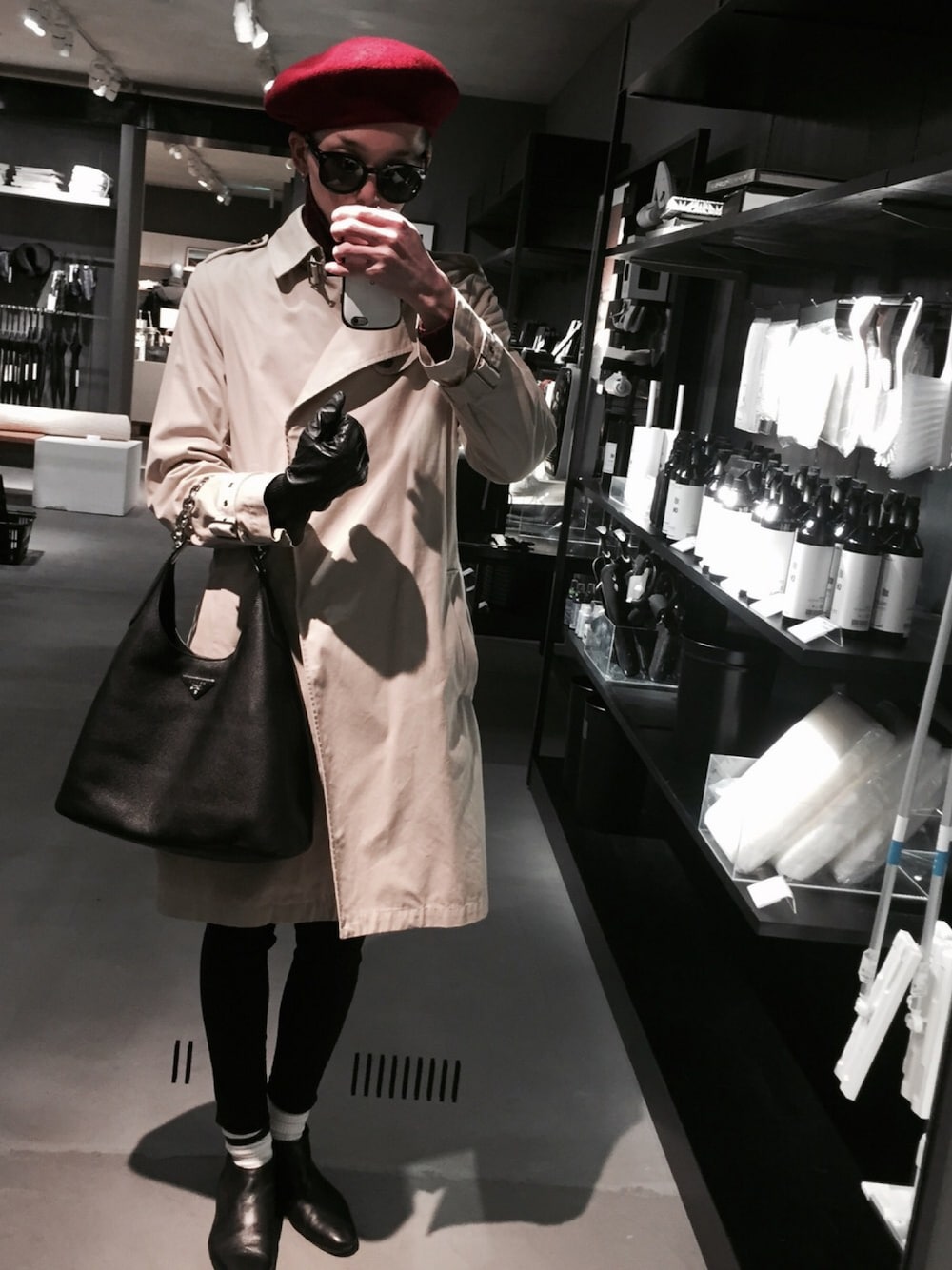 「黒、ootd、ユニクロ、休日スタイル、90’s、80's、レトロ、ルーズソックス、ギャル、トートバッグ」｜「VINTAGEのアイテム（ハンチング/ベレー帽、レッド系）」を使った、t2さん（メンズ・182cm）の冬コーディネートの1枚目の写真