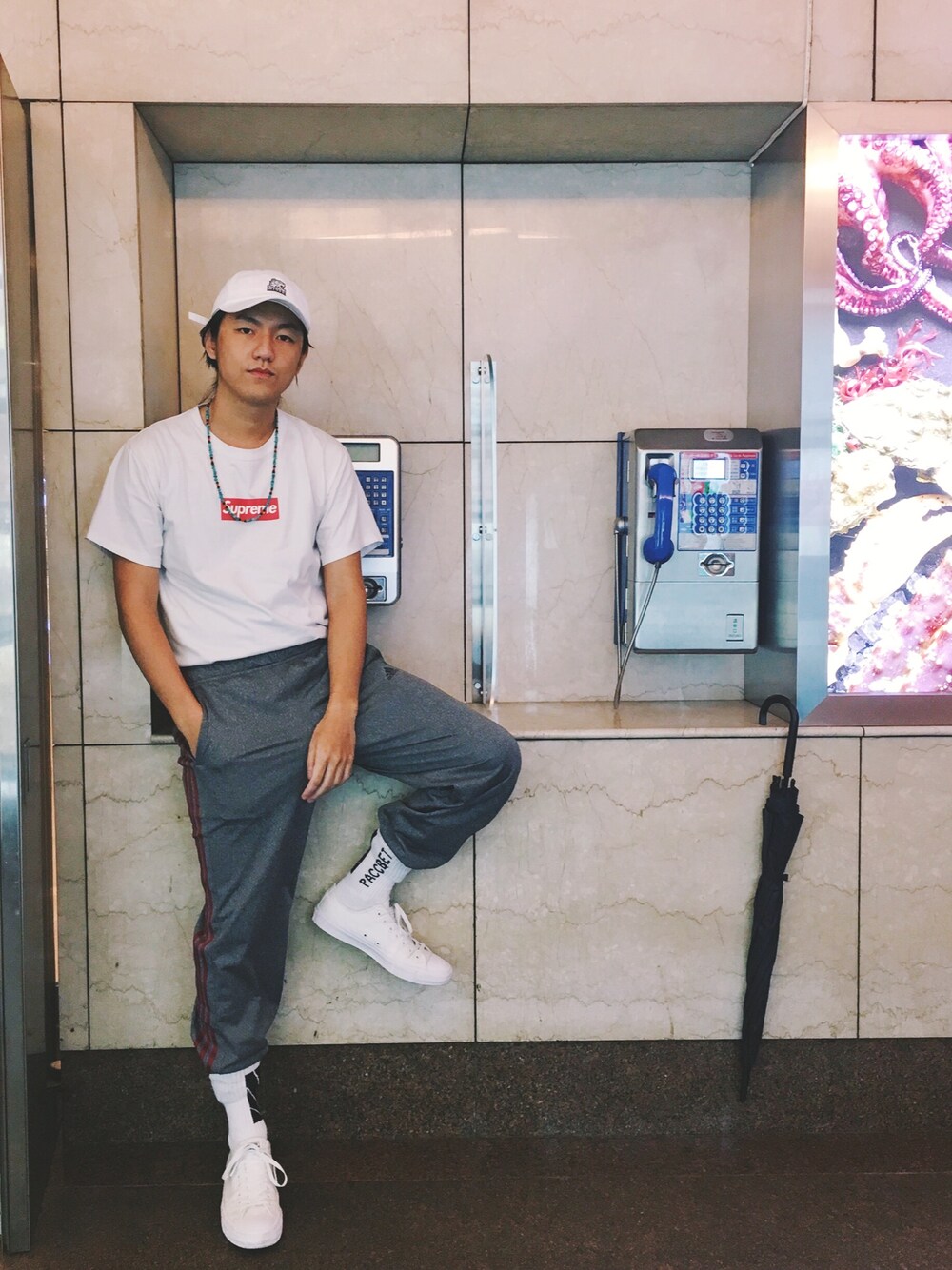 「ootd、outfit、stripe、sneakers、streetstyle、gosharubchinskiy、supreme、adidas、converse、Chuck II」｜「Supreme のアイテム（Tシャツ/カットソー、ホワイト系）」を使った、abcDさん（メンズ・180cm）の春コーディネートの1枚目の写真