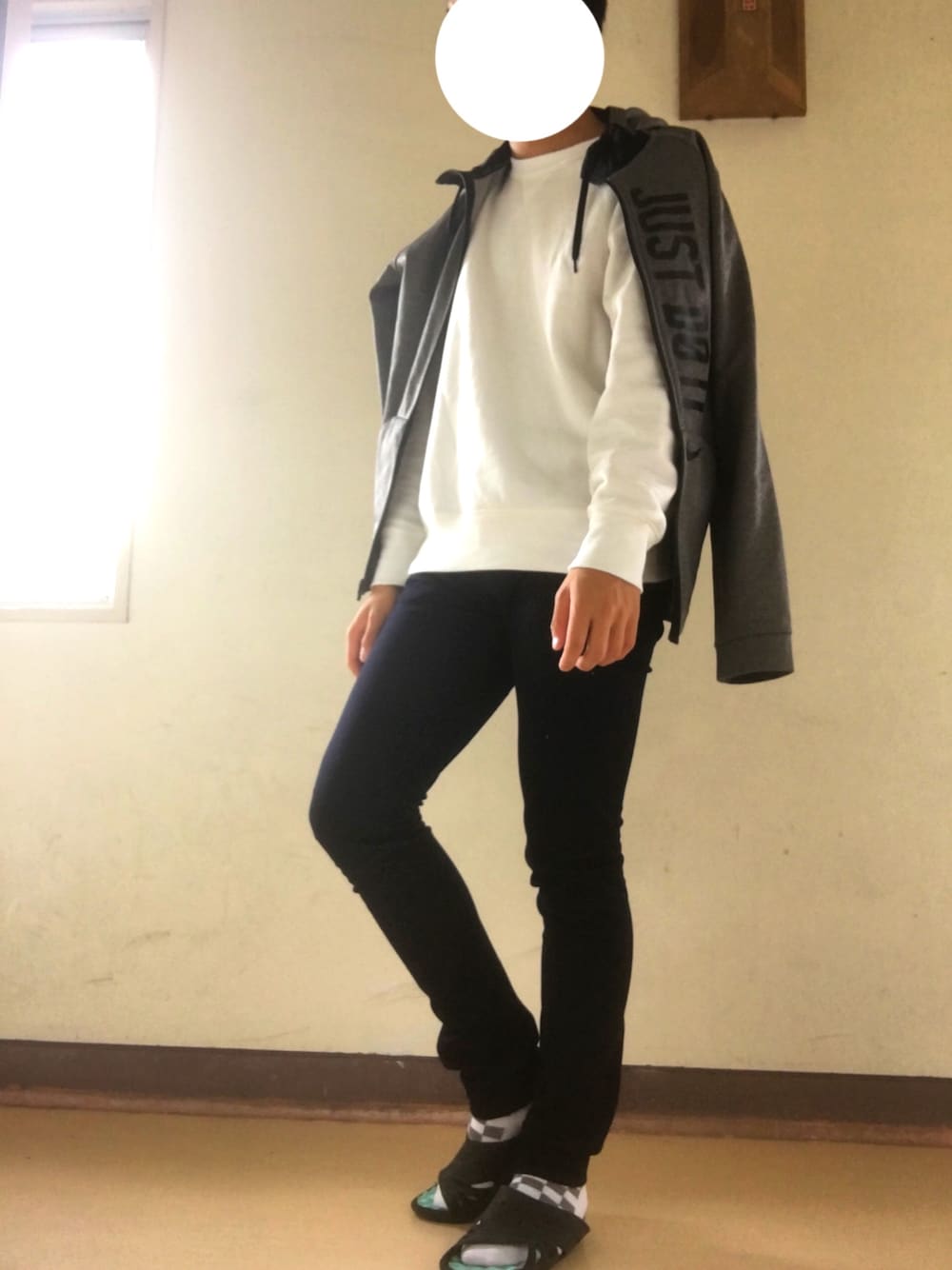 「シンプル、秋コーデ、モノトーン、黒スキニー、GU、スニーカー、高校生、おしゃれさんと繋がりたい、シンプルコーデ、ラフ」｜「NIKEのアイテム（ジャケット/アウター、グレー系）」を使った、Ryuto【プチプラ】さん（メンズ・170cm）の秋コーディネートの1枚目の写真