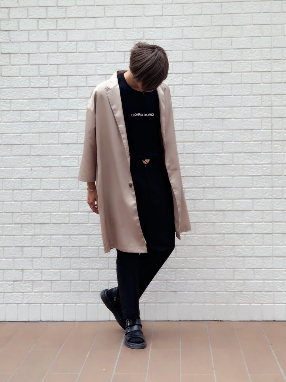 ベージュ系のシャツ/ブラウス、ブラック系のTシャツ/カットソー、ブラック系のその他パンツを着用したメンズの春コーディネートの1枚目の写真