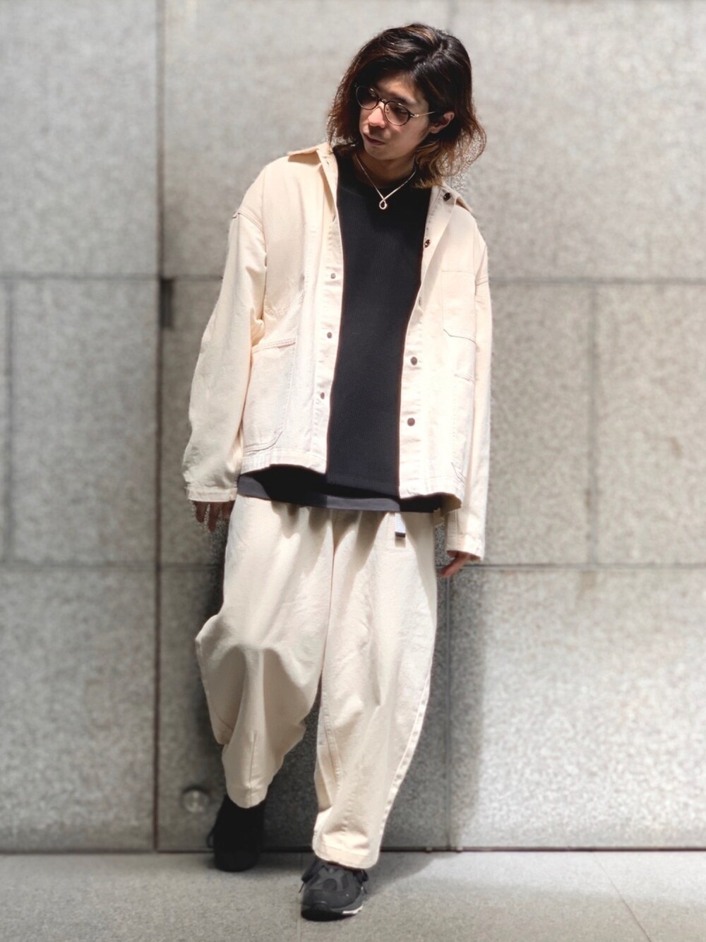 「カバーオール、デニム、シェフパンツ、ロンT、レイヤードスタイル、ベスト、ストリート、セットアップ、スタッフセンバツ、tk.TAKEO KIKUCHI」｜「tk.TAKEO KIKUCHIのデニムカバーオール（デニムジャケット、ホワイト系）」を使った、MIKIさん（メンズ・167cm）の秋コーディネートの1枚目の写真