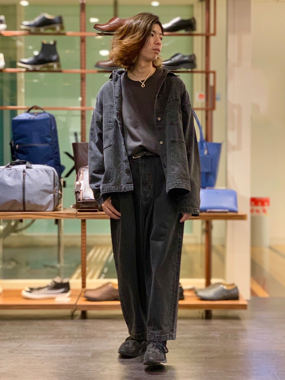 「カバーオール、ロンT、スニーカー、ワントーンコーデ、くすみカラー、セットアップ、ストリート、タックイン、ビッグシルエット、tk.TAKEO KIKUCHI」｜「tk.TAKEO KIKUCHIのデニムカバーオール（デニムジャケット、ブラック系）」を使った、MIKIさん（メンズ・167cm）の秋コーディネートの1枚目の写真
