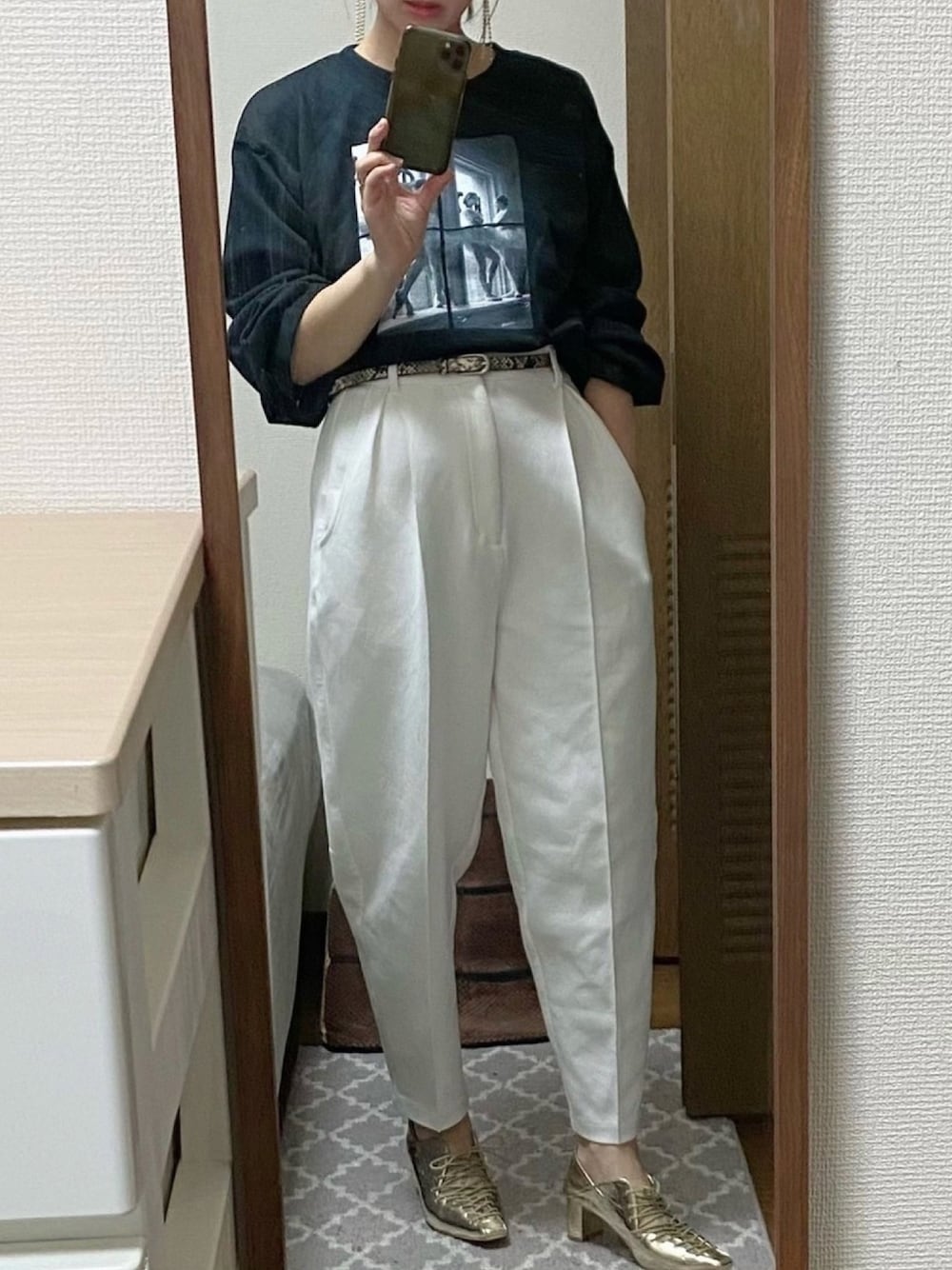 「エッグパンツ、バブーシュ、ゴールドパンプス、ロンT、ホワイトパンツ」｜「AmeriのDIVER EGG PANTS（その他パンツ、ホワイト系）」を使った、みりかさん（レディース・160cm）の春コーディネートの1枚目の写真