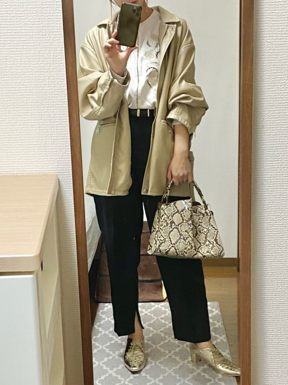 「レザージャケット、エコレザー、ゴールドパンプス」｜「AmeriのGENTLE FAKE LEATHER JACKET（その他アウター、ベージュ系）」を使った、みりかさん（レディース・160cm）の春コーディネートの1枚目の写真