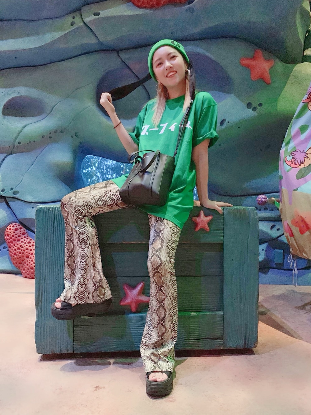 「ディズニーコーデ、ディズニー、ディズニーシー、ラクチンコーデ、グリーン、フレアパンツ、柄パンツ、低身長、夏、Tシャツ」｜「ディズニーシーのアイテム（Tシャツ/カットソー、グリーン系）」を使った、onoderaさん（レディース・152cm）の秋コーディネートの1枚目の写真