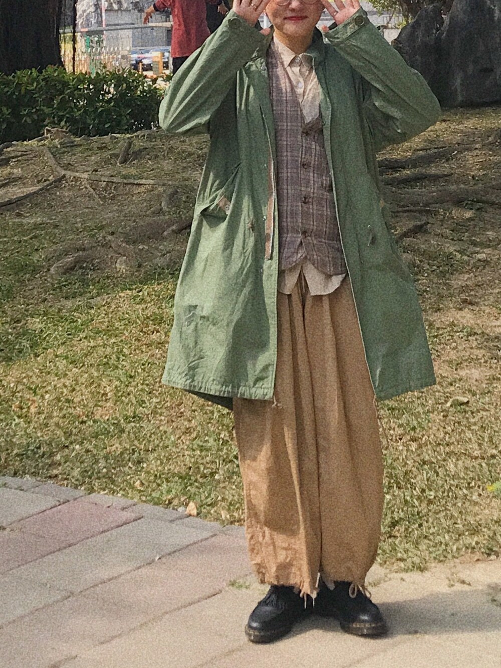 「Dr. Martensのアイテム（ローファー、ブラック系）」を使った、Yi Yong Wangさん（レディース・168cm）の秋コーディネートの1枚目の写真