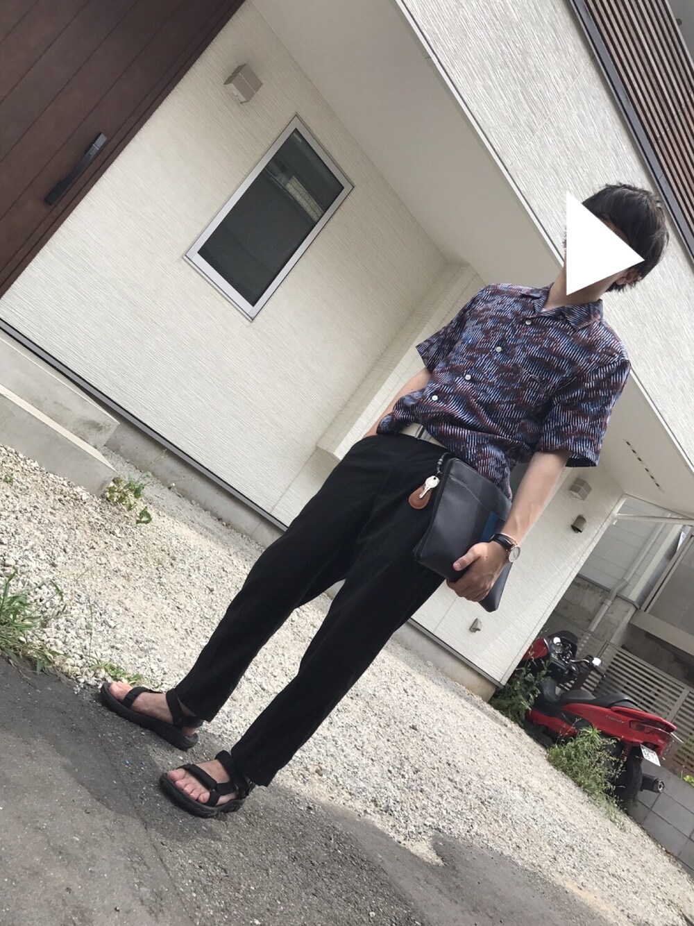 ブラック系のその他パンツ、ブラック系のサンダル、ブルー系のクラッチバッグを着用したメンズの夏コーディネートの1枚目の写真