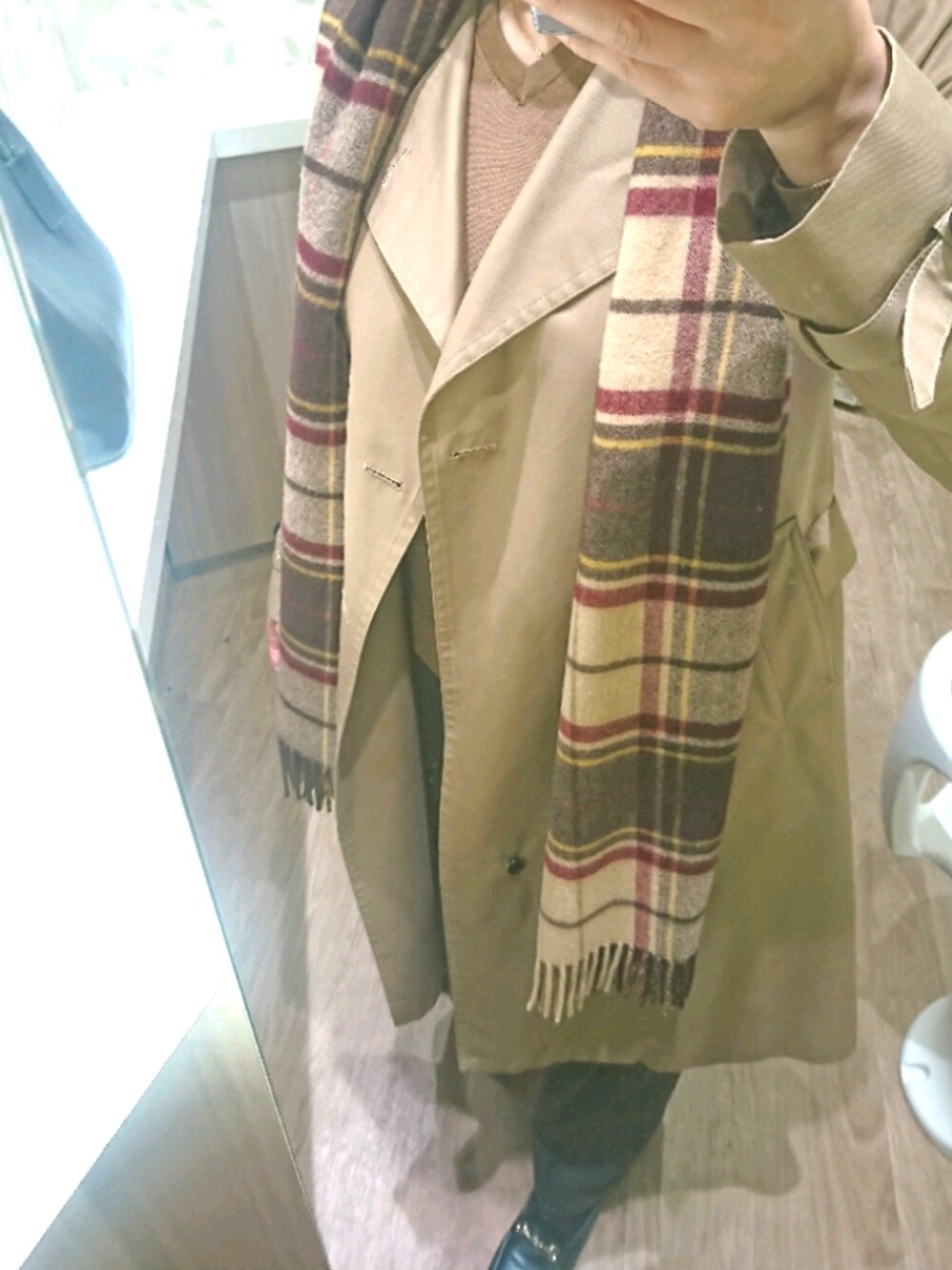 ベージュ系のトレンチコート、ベージュ系のマフラーを着用したレディースの冬コーディネートの1枚目の写真