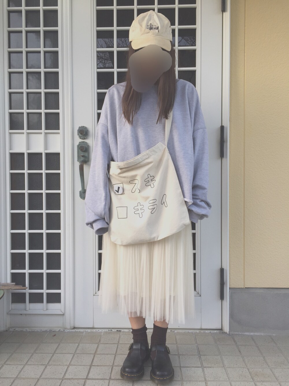 「休日スタイル、ootd、ドクターマーチン」｜「HAJIME FANTASYのアイテム（トートバッグ、ホワイト系）」を使った、ゆに子さん（レディース・153cm）の冬コーディネートの1枚目の写真