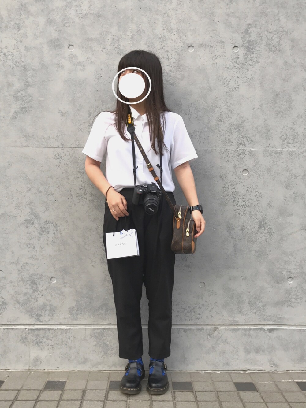「夏コーデ、オトナカジュアル、白Tシャツ、モノトーン、カメラ、おしゃれさんと繋がりたい」｜「titivateのｳｴｽﾄｺﾞﾑﾃｰﾊﾟｰﾄﾞﾊﾟﾝﾂ（その他パンツ、ブラック系）」を使った、ゆに子さん（レディース・153cm）の夏コーディネートの1枚目の写真