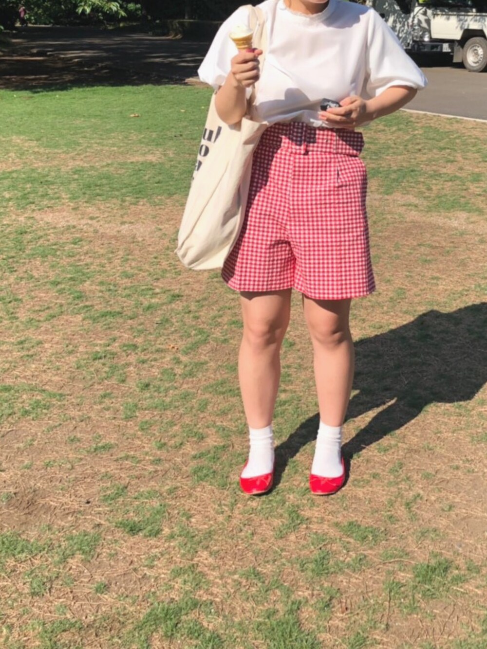 「朝、今日のコーデ、芝生、ギンガムチェック、赤、夏、新宿御苑」｜「ZARAのアイテム（パンツ、レッド系）」を使った、ゆに子さん（レディース・153cm）の夏コーディネートの1枚目の写真